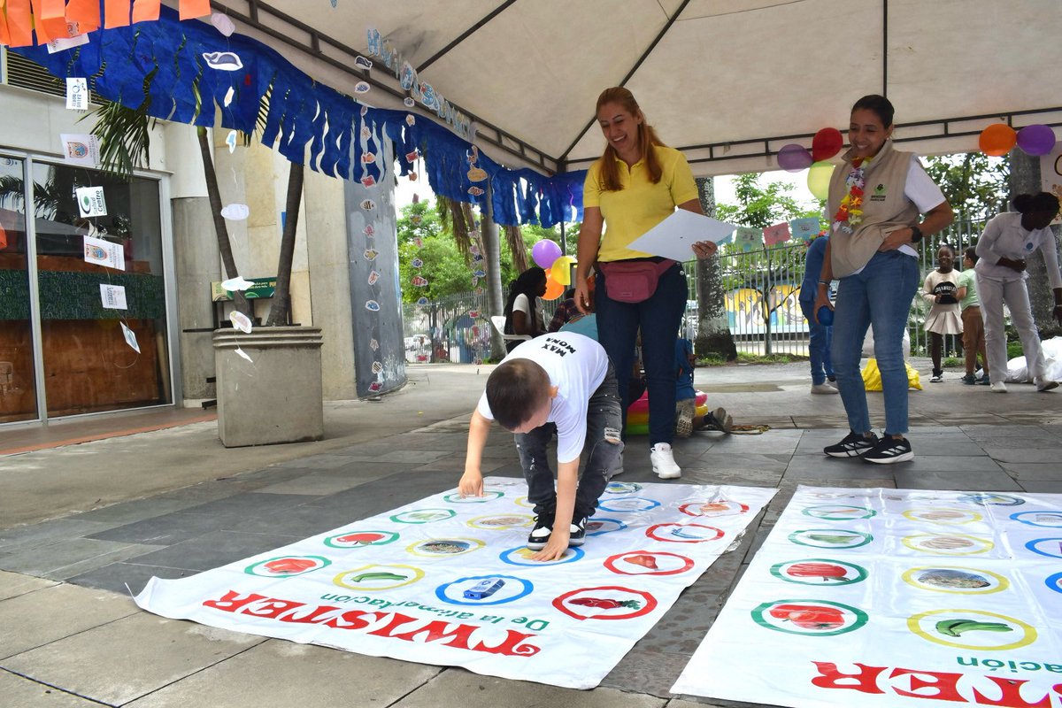Nos divertimos muchísimo en el Carnaval de la Infancia ¡Jugando vamos sanando! ⚽️🧩🛝
Celebramos la niñez en el Colegio Nuevo Latir, reconociendo el juego como el primer motor de aprendizaje significativo y clave para el neurodesarrollo a través de la interacción social. 👦🏻👶🏿👧🏼👶🏽