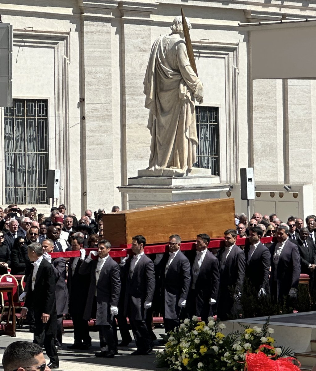 antoniospadaro's tweet photo. Oggi ero pieno di tristezza e pieno di gioia. Com’è possibile? È possibile. #PapaFrancesco https://t.co/yZbSikXNTO