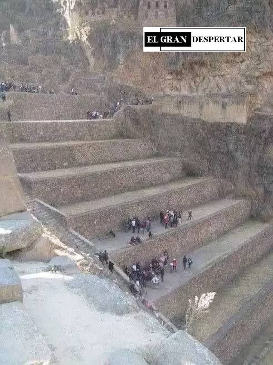 Nunca me convencerás de que esto es normal...

Escalera gigante para gente gigante..., pues, en el pasado había gigantes.🎯