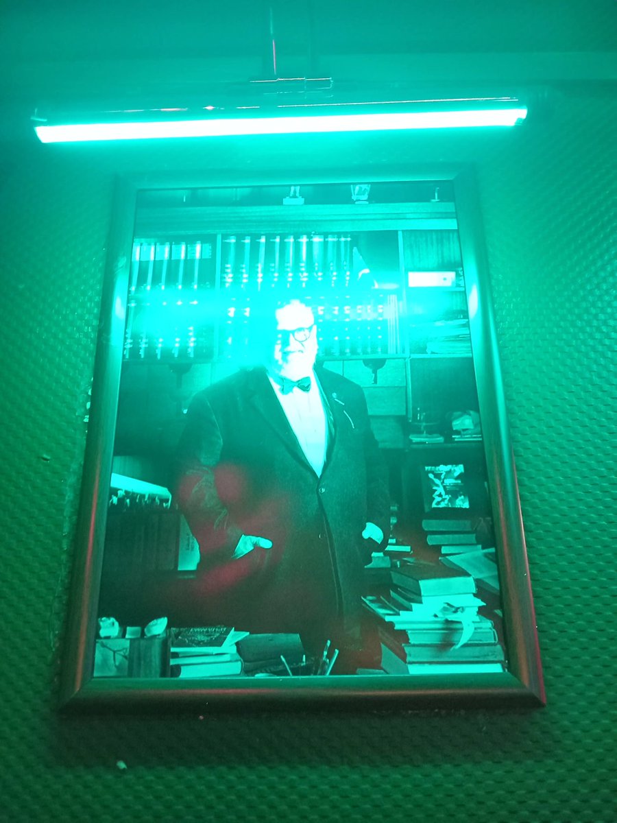 Deprem konusundan kaçmak için bara geldik yine celal şengörü gördük aq. Adam her yerde resmen.