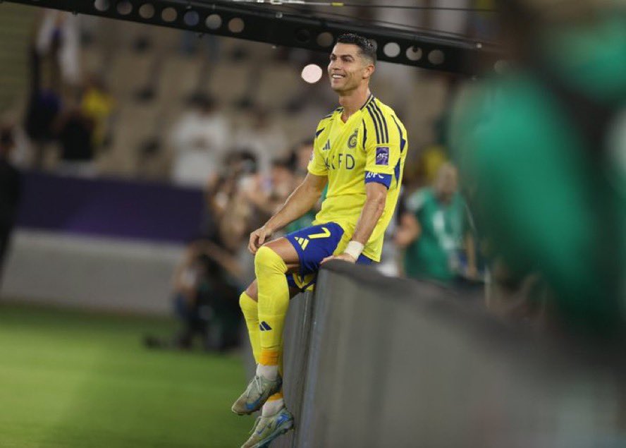 f11az's tweet photo. لم يكتفِ باعتلاء عرش أوروبا فقرر ان يعتلي عرش آسيا💛 https://t.co/wovBunwzxR