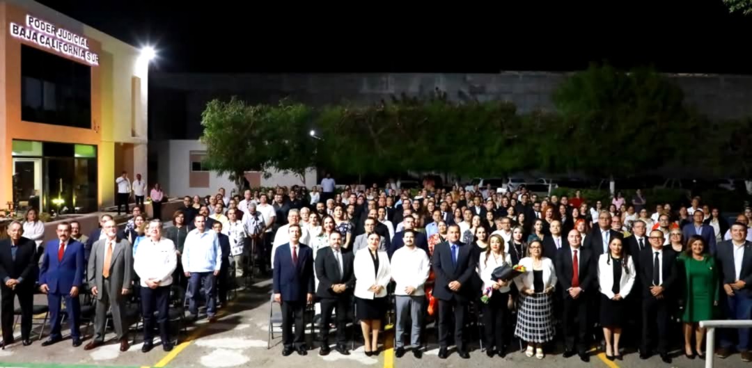 #EntéraTEEBCS 📷
Asistió la Magistrada Presidenta, Sara Flores de la Peña y la Magistrada Electoral, Alma Alicia Ávila Flores, a la ceremonia del cincuenta aniversario del Tribunal Superior de Justicia: “50 años, un solo compromiso: la justicia”.