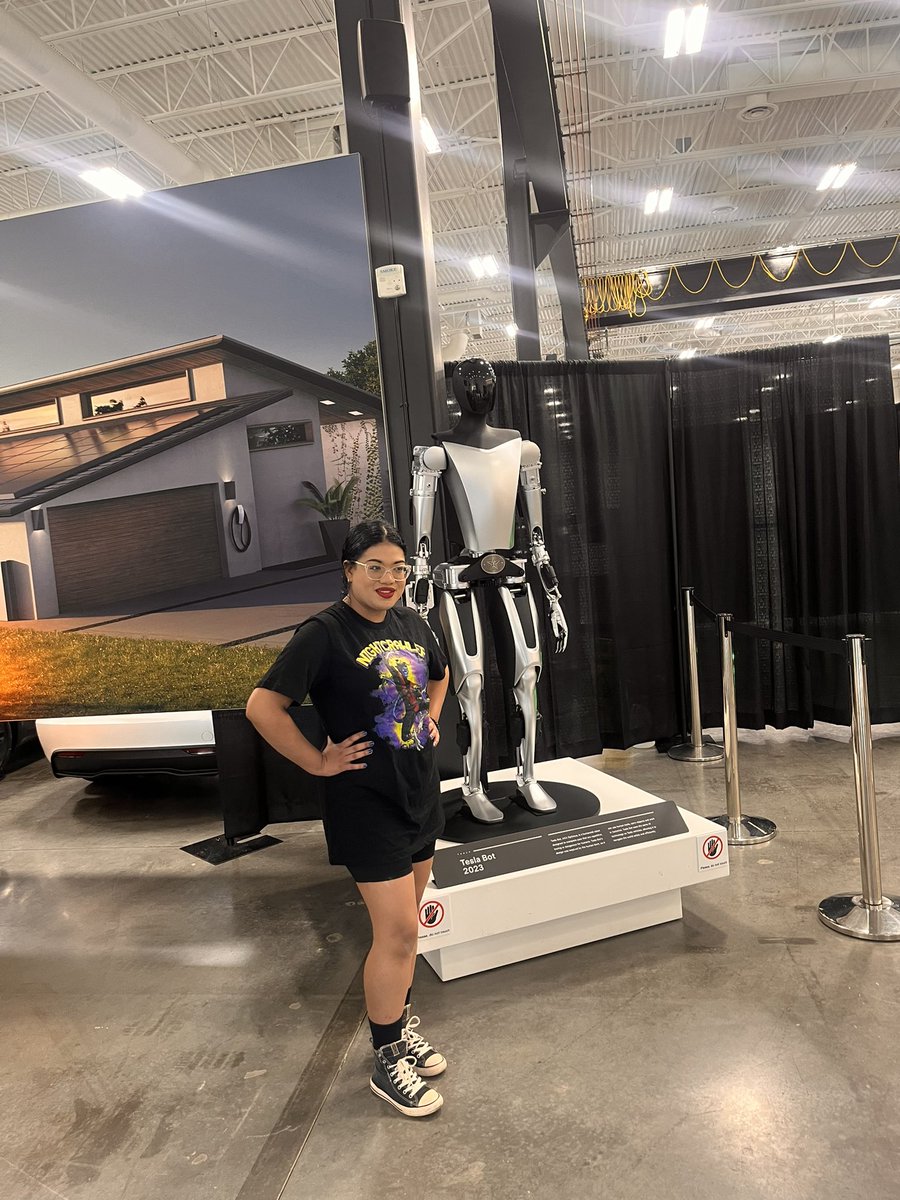 HeadphonesTblog's tweet image. Future unlocked. Just hanging out with my new friend at Tesla. #RobotGoals #FutureIsNow #Tesla