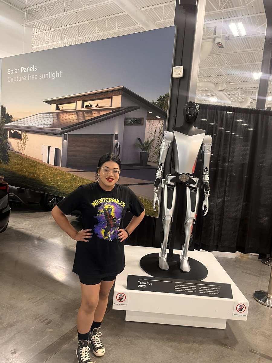 HeadphonesTblog's tweet image. Future unlocked. Just hanging out with my new friend at Tesla. #RobotGoals #FutureIsNow #Tesla