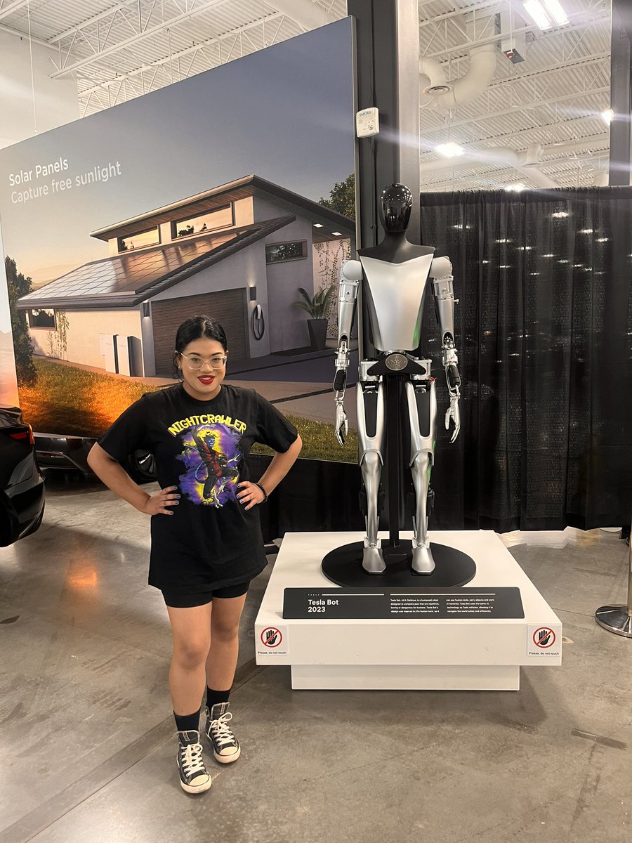 HeadphonesTblog's tweet image. Future unlocked. Just hanging out with my new friend at Tesla. #RobotGoals #FutureIsNow #Tesla