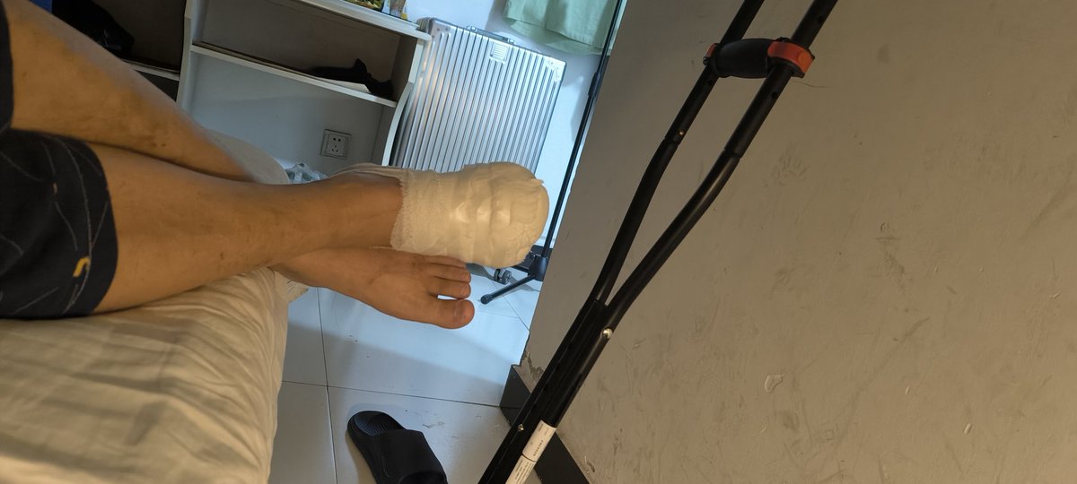 Man with small feet (@smallwith21693) on Twitter photo 