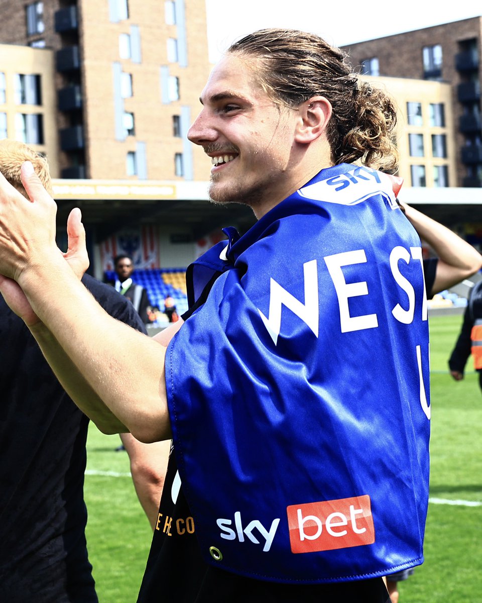 OfficialPVFC's tweet photo. The Vale are going up, and I know why!

Lorent Tolaj, Lorent Tolaj, Lorent Tolaaaaj. 🎶 

#PVFC https://t.co/UisBMralaU
