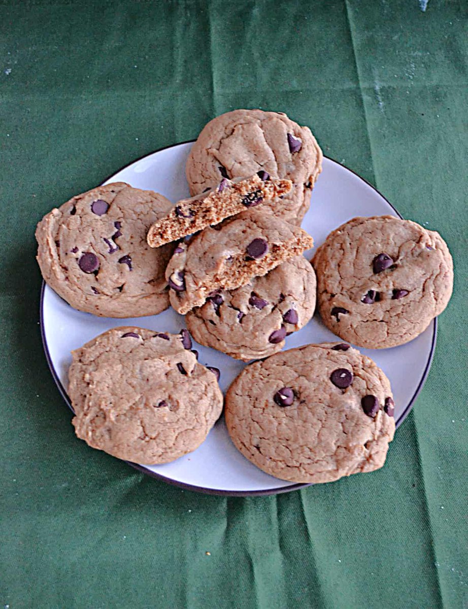 HezziD's tweet image. Classic chocolate chip cookies get upgraded with a slightly nutty flavor from brown butter and hints of espresso. These cookies are chewy with the perfect amount of chocolate flavor.
#cookies #chocolatechip #dessert 
hezzi-dsbooksandcooks.com/brown-butter-c…