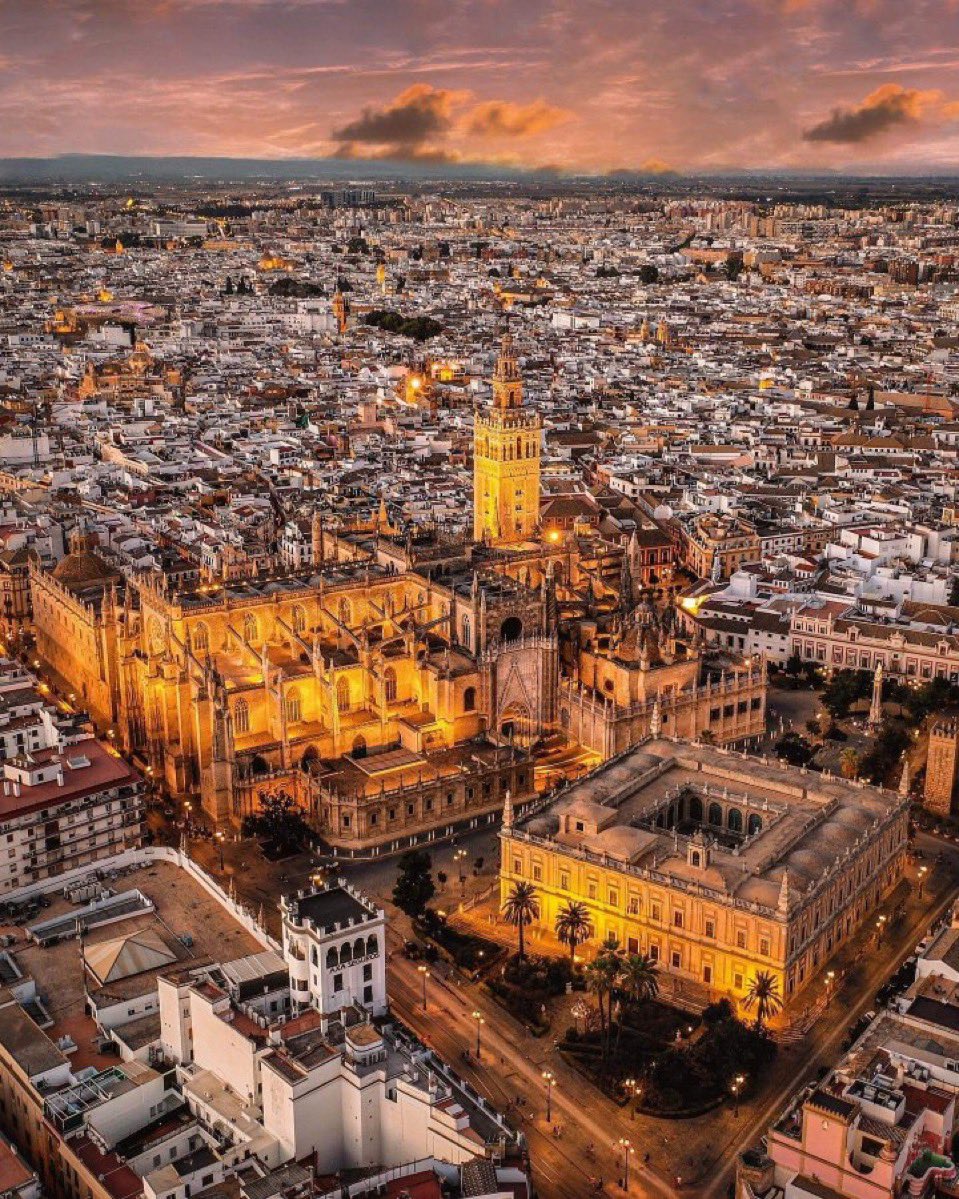 ElMagoBotas_'s tweet photo. “Lo malo no es que los sevillanos piensen que tienen la ciudad más bonita del mundo…lo peor es que puede que tengan hasta razón”. https://t.co/AH77VFjmbK