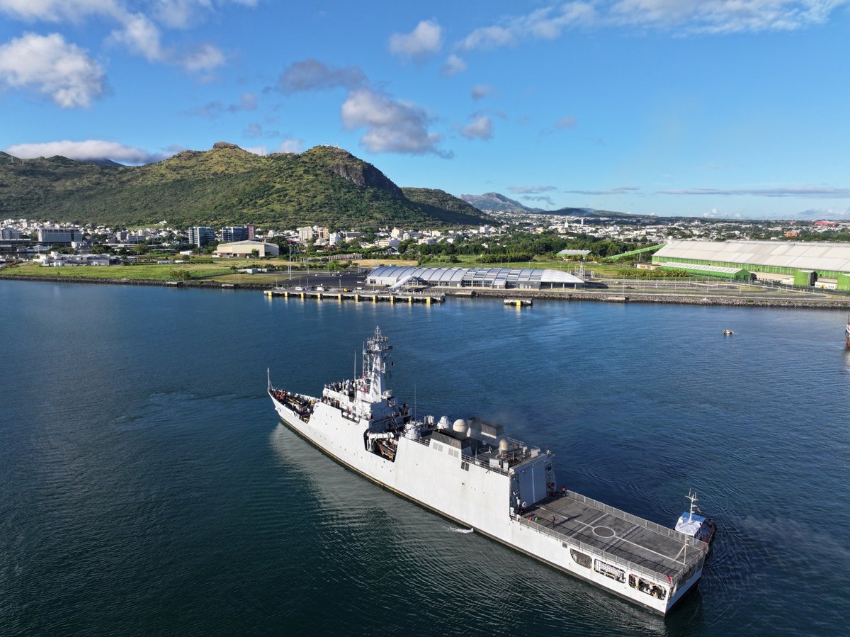 HCI_PortLouis's tweet photo. #INSSunayna as #IOS_SAGAR with 44 personnel from 9 navies arrives in #portlouis 🇲🇺. 

🇮🇳🤝🇲🇺

@indiannavy
#IOS_Sagar
#AIKEYME https://t.co/aeEFTdnnmR
