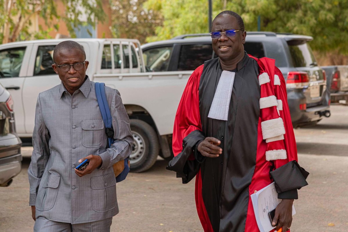 Profitant du weekend j'ai refilé la toge pour présider le jury de soutenance d'une thèse de Doctorat à l'université Iba Der Thiam de Thies dans la spécialité "Agronomie et Gestion des ressources naturelles". Félicitations à l'impétrante Dr Adama Lô, à son Directeur de thèse Pr