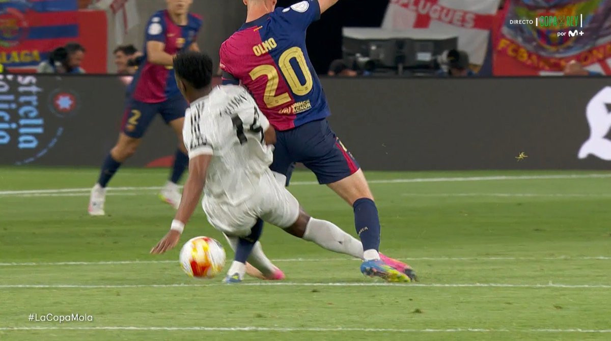 forcabarca_ar's tweet photo. 🚨🚨🚨 Archivo VAR | بطاقة حمراء مباشرة

🖥️💥 دي بورغوس بينغوتكسيا وتقنية الـVAR يغضّون الطرف عن طرد تشواميني

👉🏻 اللاعب الفرنسي قام بتدخل عنيف على قدم داني أولمو الثابتة بحركة تشبه "المقص"، مما أدى إلى ثني كاحله بشكل خطير

▪️ الحكم الباسكي اكتفى بمنحه بطاقة صفراء فقط، فيما لم يتدخل حكم الفيديو غونثاليث فويرتيس