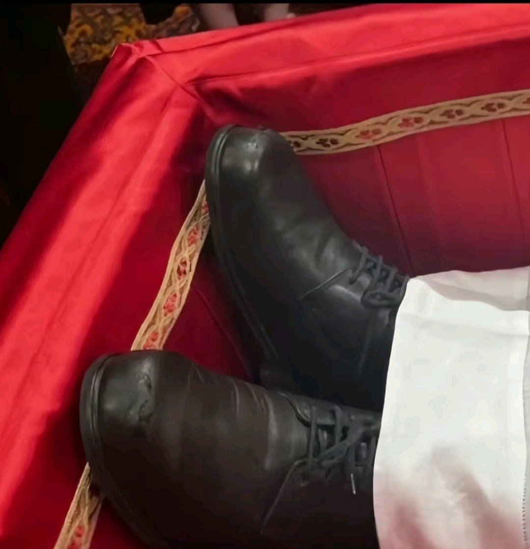 web_pastor's tweet photo. 👞🇻🇦 Los zapatos viejos del Papa...

Se fue con estos zapatos: desgastados, usados, un poco consumidos. 

Esos zapatos se paracen mucho a la vida. Porque quien llega final de la propia existencia con zapatos nuevos es que en realidad nunca estrenó el vivir. ¿Y cómo se puede cumplir la misión encomendada sin haber gastado la vida?

¡Qué bonitos zapatos los del Papa!
