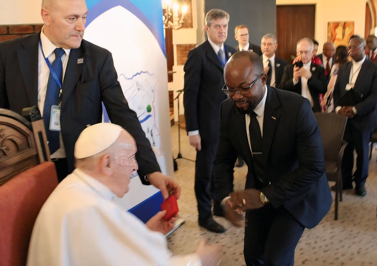 « L'Afrique n'est pas une mine à exploiter, mais une terre de vie. » Merci Pape François pour votre courage, votre amour et votre foi en l'avenir de notre monde.
 #Hommage #PapeFrançois