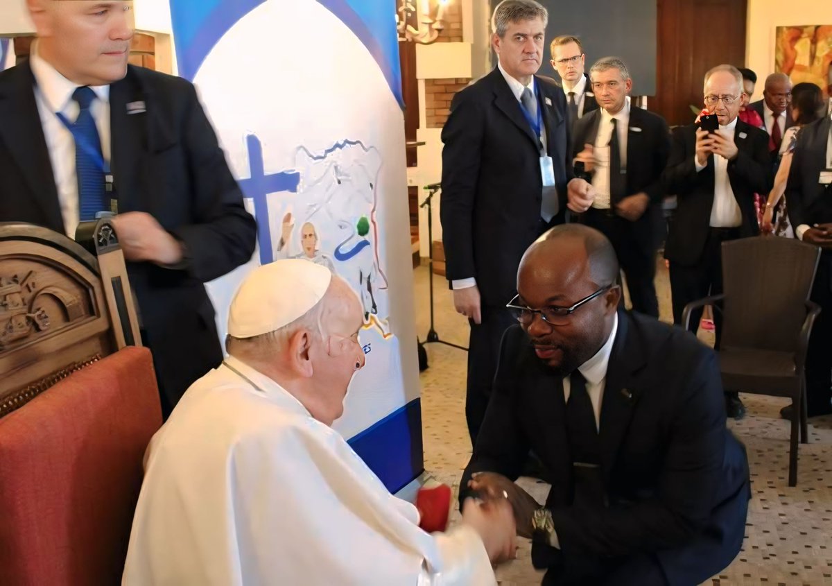 PrinceBigabwa's tweet photo. « L'Afrique n'est pas une mine à exploiter, mais une terre de vie. » Merci Pape François pour votre courage, votre amour et votre foi en l'avenir de notre monde.
 #Hommage #PapeFrançois https://t.co/7FzXVearkb