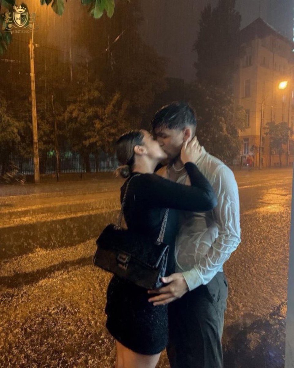 "Me besó sin pedir permiso y a mí 
me pareció la gloria. Le devolví el 
     beso con hambre atrasada".

         ~ Mario Benedetti