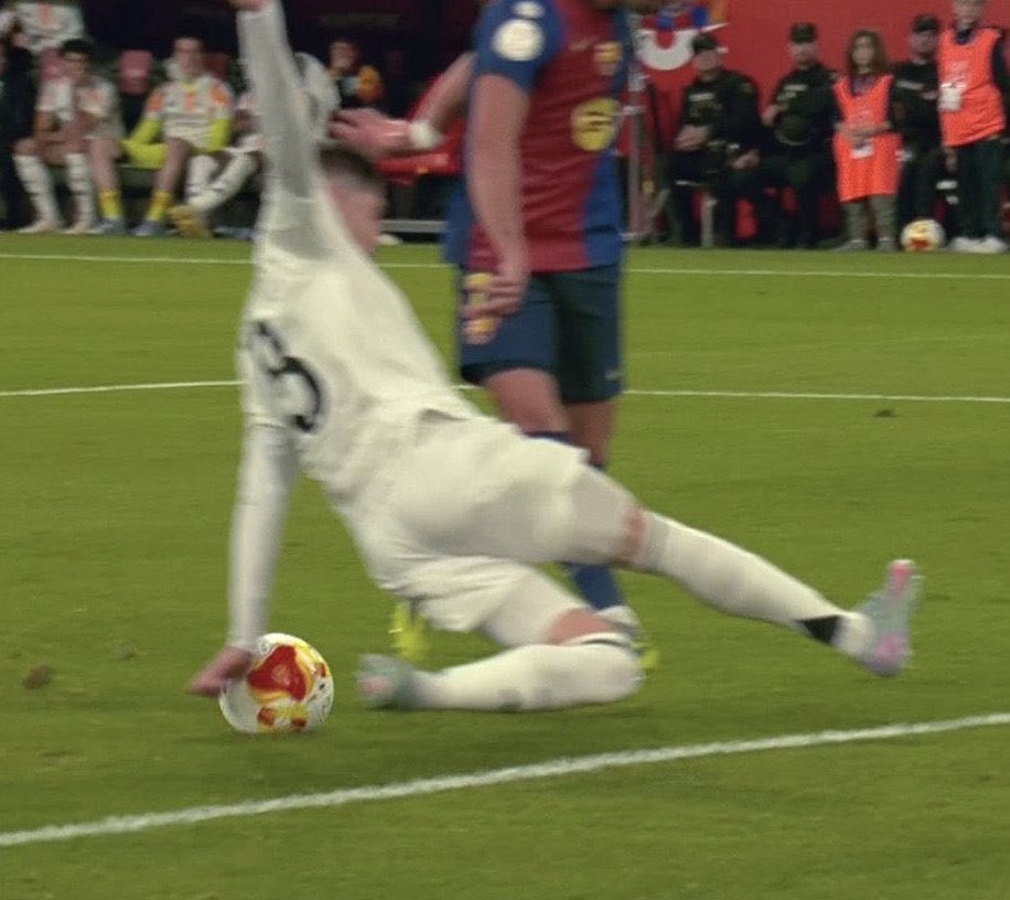 No ha sido mano, claramente le da en el tobillo del pie derecho