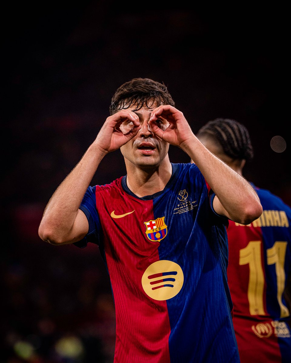 FCBarcelona_es's tweet photo. Buscando dónde la puso 👓 https://t.co/BCxbXBo80A