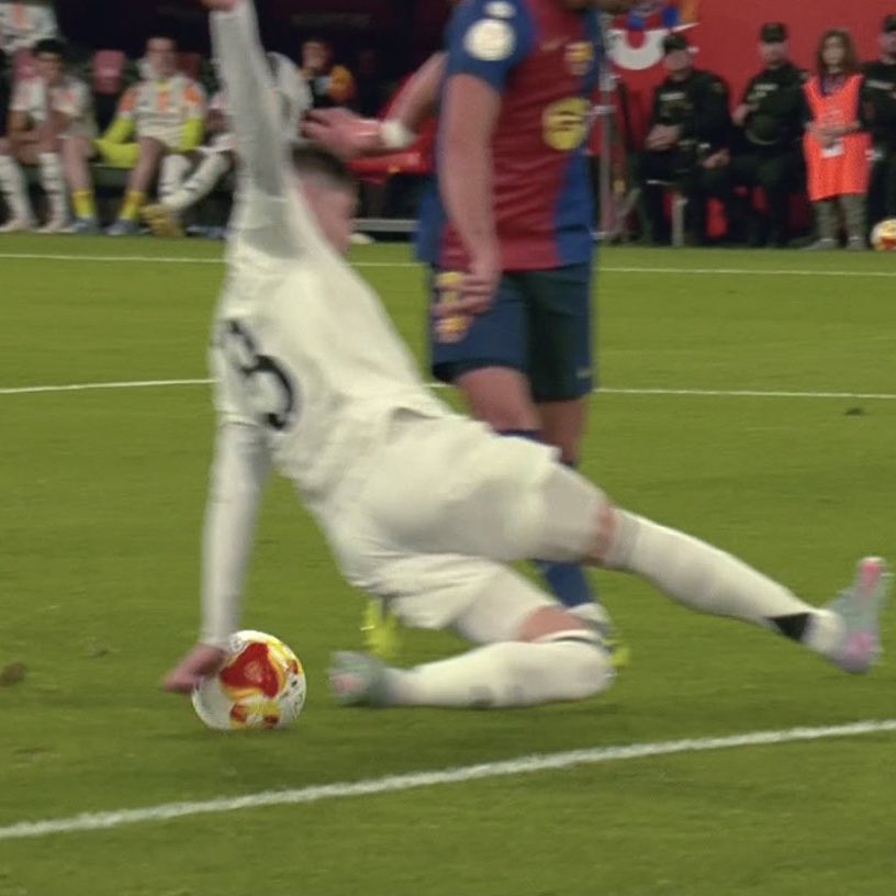 ملخص للي صار في الشوط الاول :

- برشلونة يلعب لوحده.
- ريال مدريد نجح في حملاته على الحكم.
- ركلتي جزاء لـ برشلونة.
- طرد صريح وواضح لـ ريال مدريد.

كل هالكوارث في شوط واحد وبوجود الـVAR ..