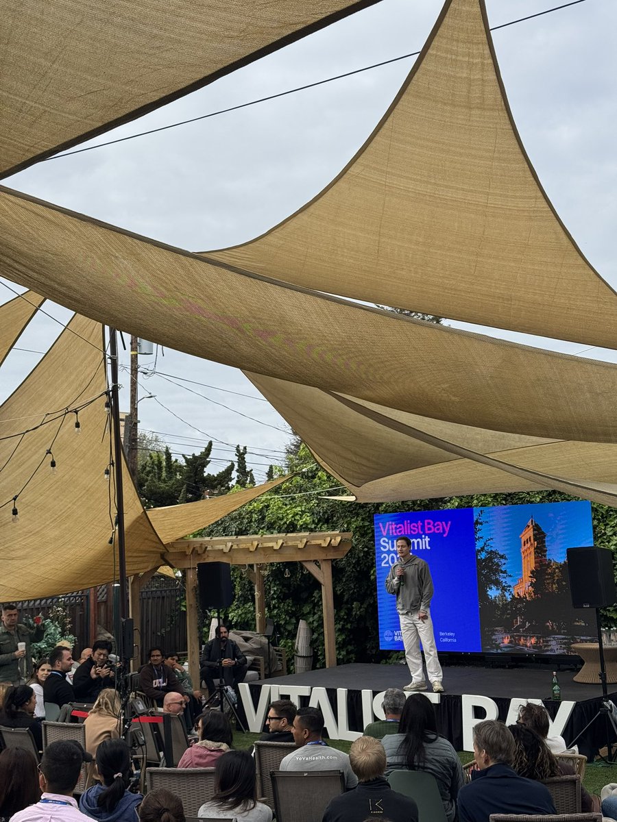 LonLongevity's tweet image. Reporting Live from the @VitalistBay Summit: Day 1 saw @bryan_johnson conversing with the audience on the current state of AI and his Don’t Die manifesto 🧬