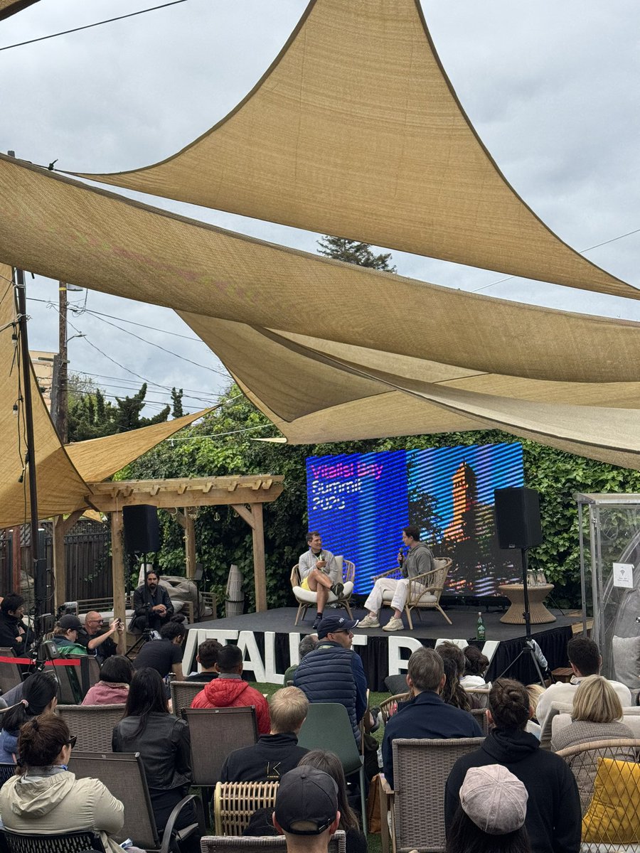 LonLongevity's tweet image. Reporting Live from the @VitalistBay Summit: Day 1 saw @bryan_johnson conversing with the audience on the current state of AI and his Don’t Die manifesto 🧬