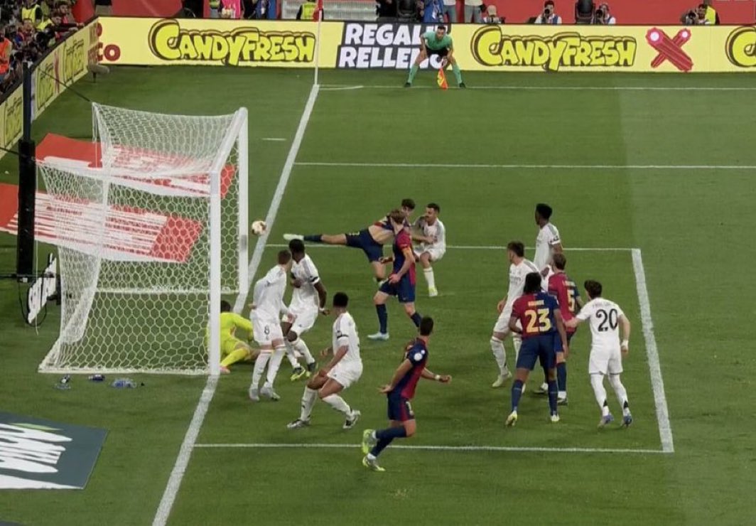 Agarrar de una camiseta y casi quitársela es un lance del juego 😌😌😌