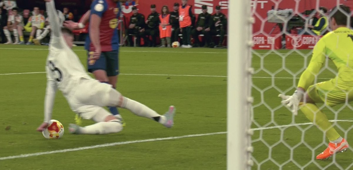 BarcaFRNews's tweet photo. Tout ça en 45 minutes et cette racaille à la culot de se plaindre à la pause auprès de l’arbitre 🤮 https://t.co/63VNpGEoWO