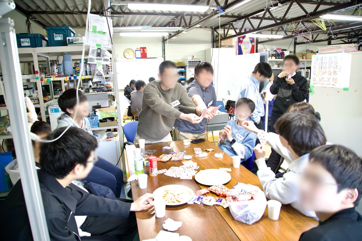 TmNCT_robotech's tweet photo. 【新入部員歓迎会】
先日、新入部員歓迎会(菓子パ)を行いました！
想像していたよりも盛り上がりとても良い会になりました
今年度は26名入部してくれました！
高専ロボコンに向けて頑張っていきます！ https://t.co/7SqLHtvivf