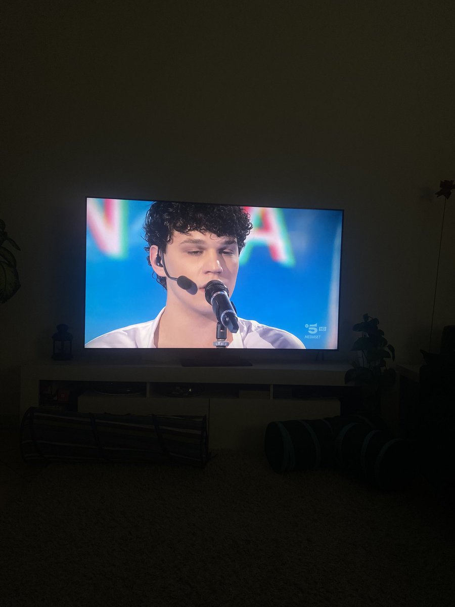 amicimania's tweet photo. “io sono pazza dei miei ragazzi” 
ti capiamo benissimo Anna https://t.co/nrc2s29MQg
