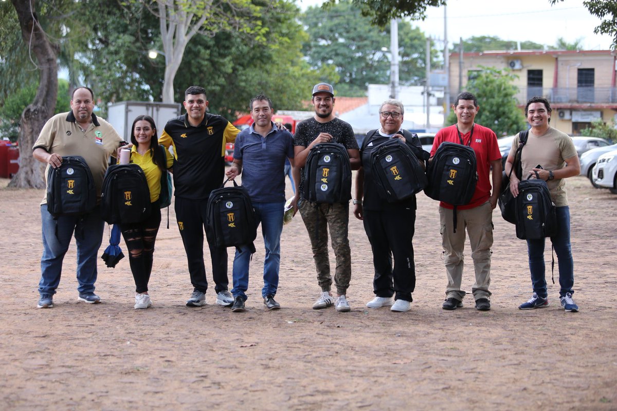 Danytroche's tweet photo. Muchas Gracias @ClubGuarani @DanySerMai24 por los obsequios a los Cronistas del Indio por el día del periodista.
La verdad es un Gesto que Valoramos y agradecemos 🖤💛🖤💛🖤💛
PD: los Regalos están de Primera!!!
@kyriospy https://t.co/SYElhNTHlB