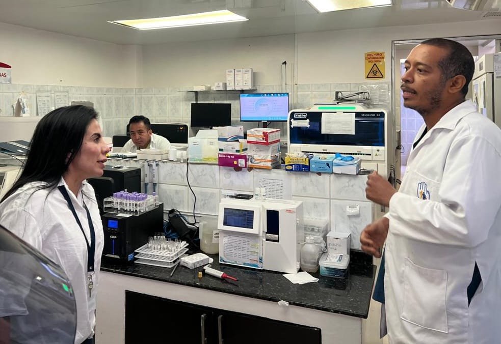 #IESSteInforma | Diana Parrales, directora de Salud del <a href="/IESSec/">IESS</a>, recorrió el Hospital Básico de #Esmeraldas y el Centro de Salud B #Quinindé para constatar el funcionamiento y la atención que reciben los afiliados.

✅Trabajamos por el bienestar de nuestros asegurados en