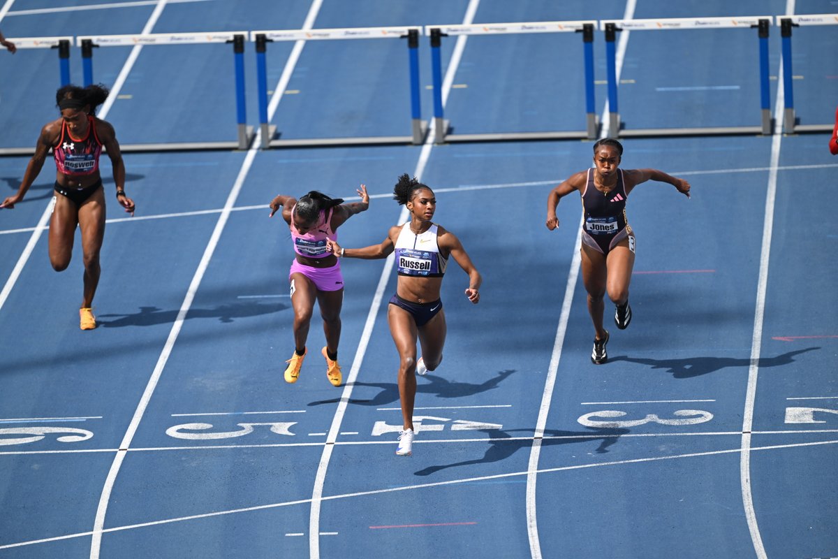 DrakeRelays's tweet image. 𝑻𝒂𝒌𝒆 𝒂 𝑩𝒐𝒘, 𝑴𝒂𝒔𝒂𝒊 👑

Defending Olympic champ Masai Russell runs the WACT women&apos;s 100m hurdles in 12.74 to win the Drake Relays title.