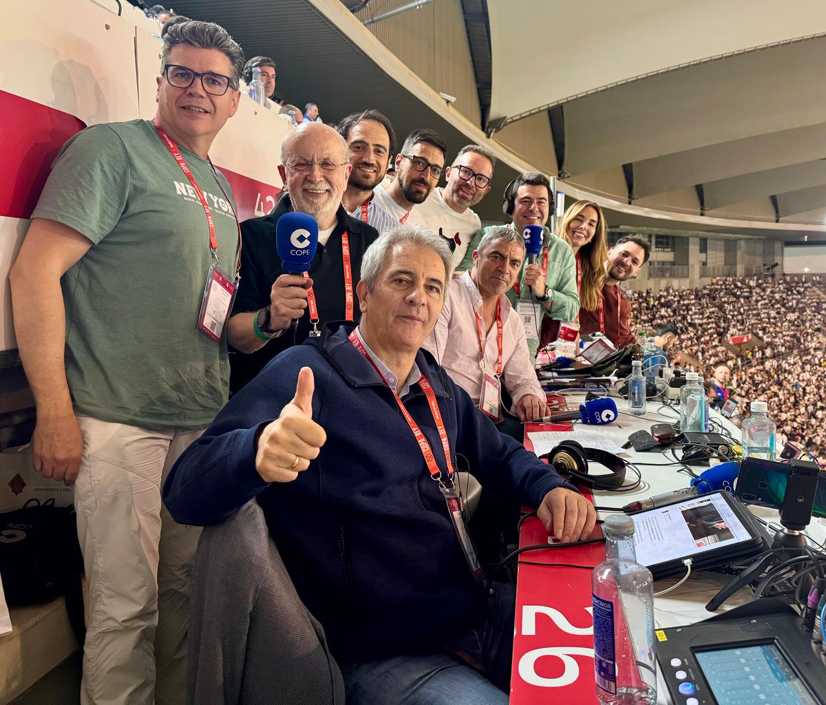 En La Cartuja, para contar el Barcelona - Real Madrid en <a href="/tjcope/">Tiempo de Juego</a> y <a href="/partidazocope/">El Partidazo de COPE</a> con:

🎙 <a href="/lamacope/">Manolo Lama</a> y Oliveros;
🎤 <a href="/HelenaCondis/">Helena Condis Edo</a> , @JaviGomezCh , <a href="/jmolivacope/">José Manuel Oliva</a> e <a href="/IsaacEscalera/">Isaac Escalera</a> 
🔌 <a href="/sergiotalavr/">Sergio Jiménez</a> y <a href="/JALBERTOCEBALLO/">J. Alberto Ceballos</a> y
⚽️ <a href="/msanchisoficial/">Manolo Sanchís</a>