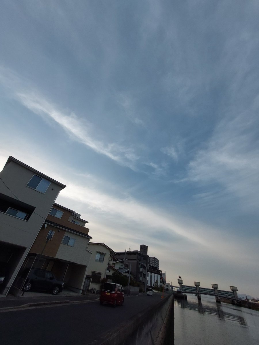 おはようございます
今朝の空です