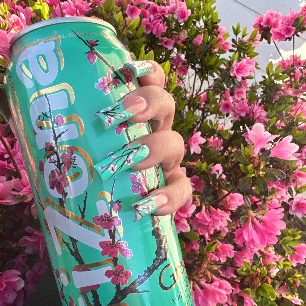 c08237's tweet photo. my new nails https://t.co/kYjF04QHxS