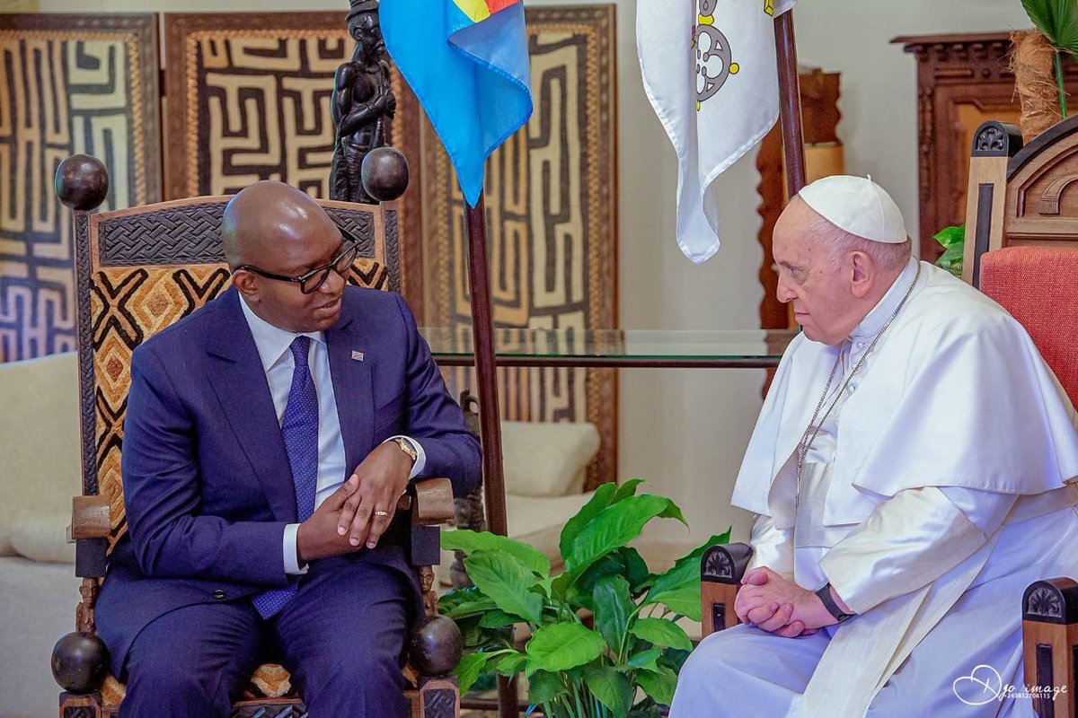LukondeSama's tweet photo. En ce jour de messe d’adieu, nous saluons une dernière fois la mémoire de Sa Sainteté le Pape François.

Nous rendons grâce à Dieu pour ce pasteur hors du commun, dont la vie fut un don pour l’humanité. Que son âme repose en paix.

#paix #pape #messe #RDC #PapeFrancois https://t.co/5WHZJoW7MU