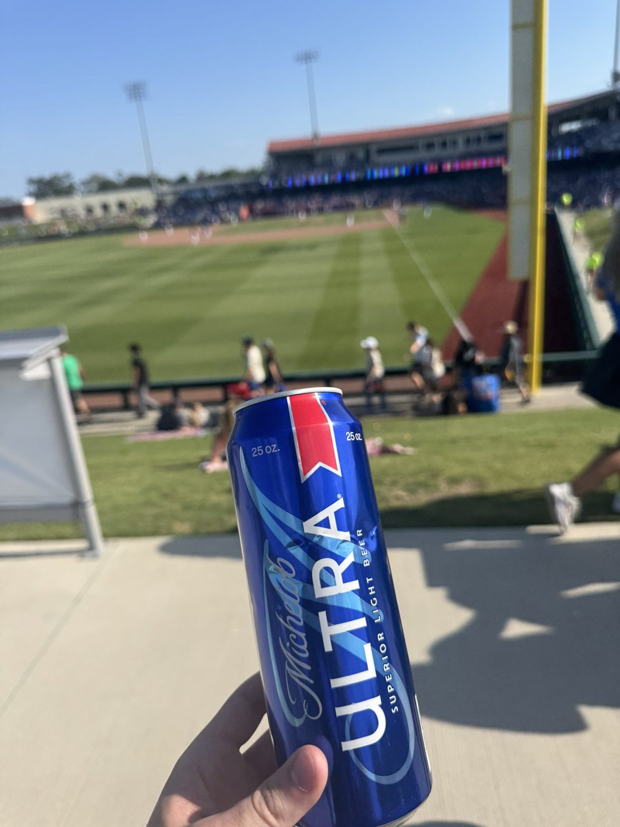 showtimewiggins's tweet image. Just a nice comfortable 9 iron for him. They’re gonna go nuts when he hits this thing