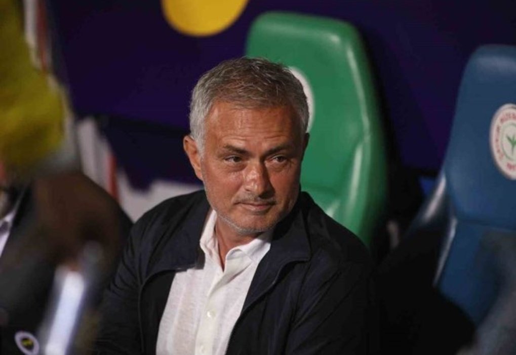 Fenerbahce were losing since the beginning of the match, so José Mourinho made a double substitution in the attack in minute 67'.

Then Fenerbahce immediately scored 3 goals in 4 minutes (68', 69', 72') to close the game and win 3-1.

Masterclass.