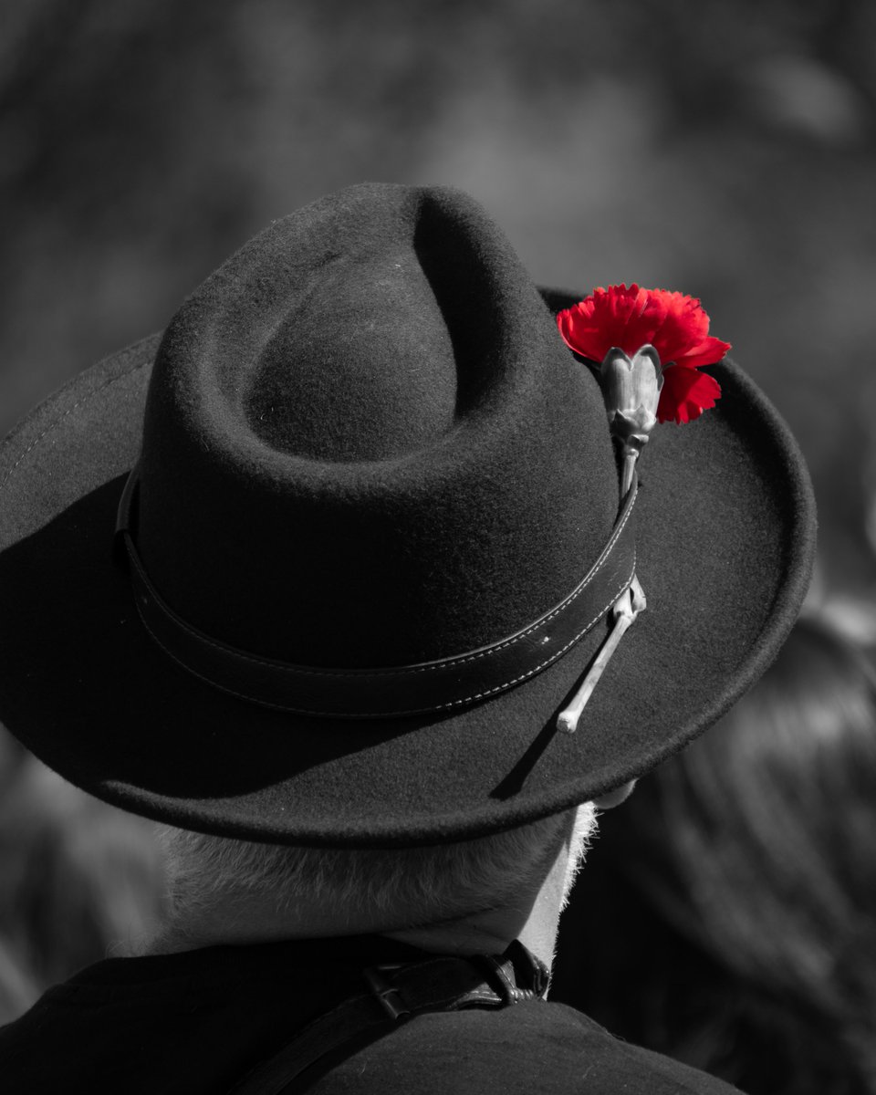 vtfsffobg's tweet photo. No meio do cinzento da nossa história, os cravos não foram apenas flores, foram a cor da mudança.

Onde antes reinava o silêncio, floresceu a voz do povo em vermelho vivo, que nunca nos esqueceremos que o 25 de Abril foi o rompimento das sombras da opressão.

#25abril #liberdade https://t.co/Y22oantidg