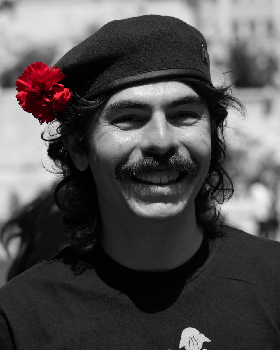 vtfsffobg's tweet photo. No meio do cinzento da nossa história, os cravos não foram apenas flores, foram a cor da mudança.

Onde antes reinava o silêncio, floresceu a voz do povo em vermelho vivo, que nunca nos esqueceremos que o 25 de Abril foi o rompimento das sombras da opressão.

#25abril #liberdade https://t.co/Y22oantidg