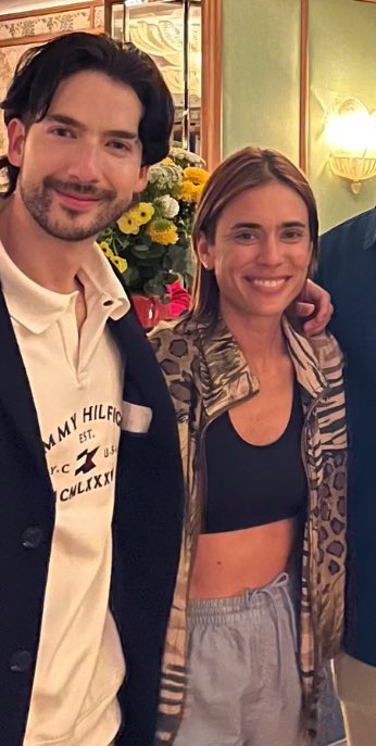 nurialovescc's tweet photo. como la toca el hombro AAAAAAAAA 

CARO X PREMIOS PLATINO https://t.co/LzeaXkFAhy
