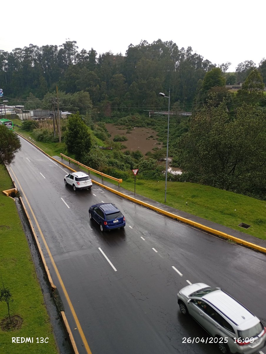 monicagaleas's tweet photo. Al momento se registra una importante acumulación de agua en la quebrada entre el puente 1 y 2 de la autopista General Rumiñahui. Urgente intervención para evitar más desgracias. @pabelml @PaolaPabonC @BomberosQuito @EcuavisaInforma @Teleamazonas24H @AutopistaGR https://t.co/TdaohM8HKc