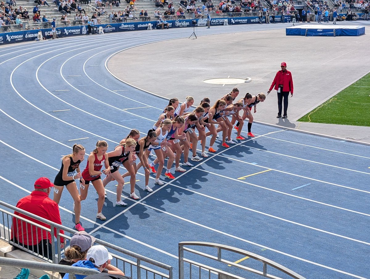 🚨 School Record Alert 🚨 
Evelyn Moeller does it again.  She lowers her own school record to 4:42.58 in the 1500 at Drake.