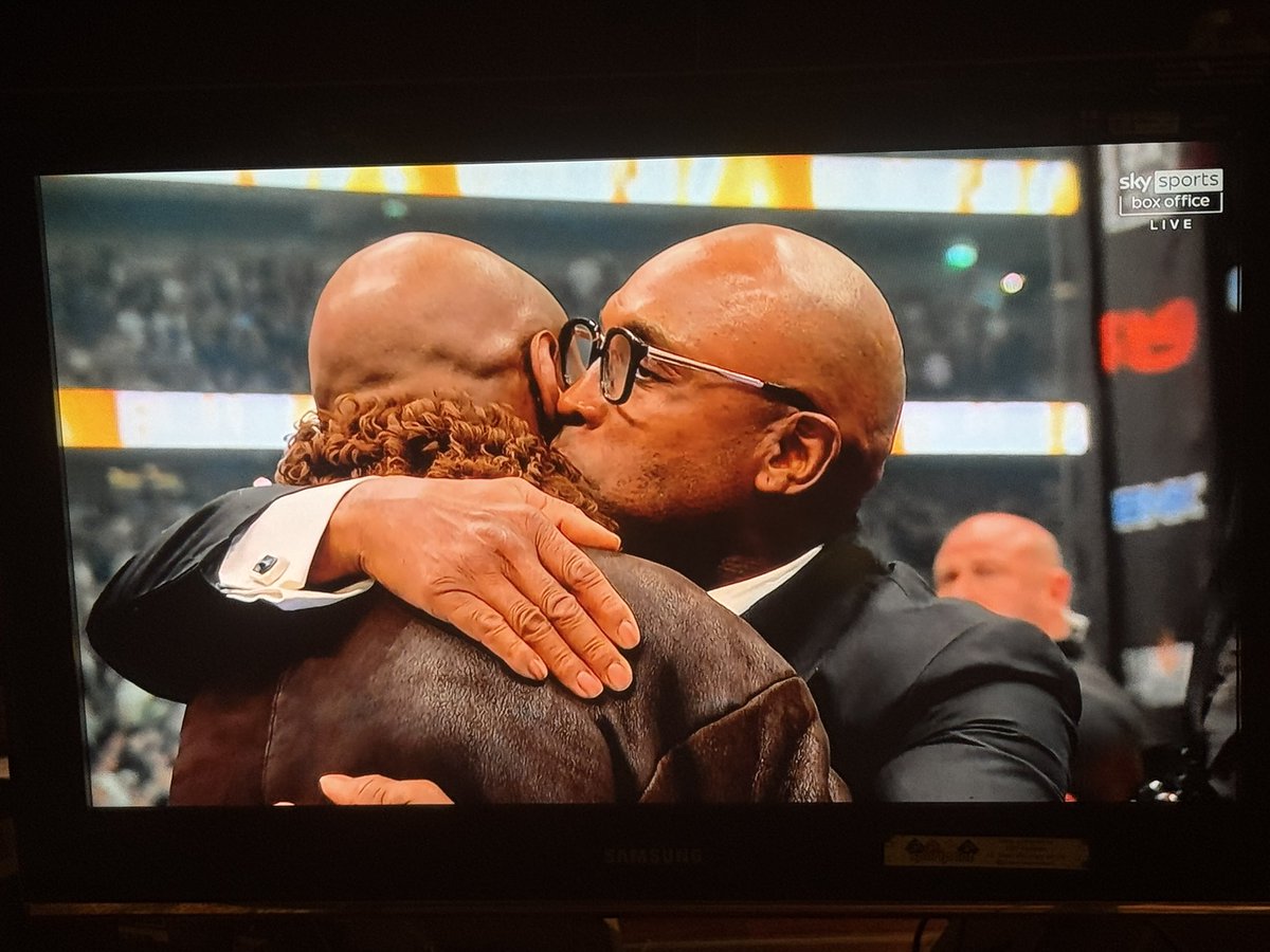 Sporthub365's tweet image. Image of the night for me. #bennvseubank #EubankjrvsBenn #EubankJnrBenn