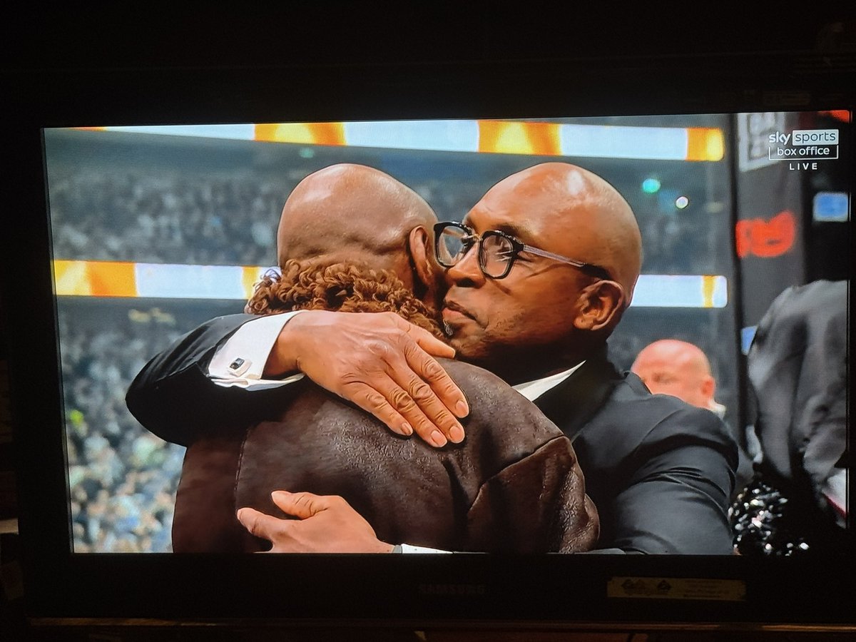 Sporthub365's tweet image. Image of the night for me. #bennvseubank #EubankjrvsBenn #EubankJnrBenn