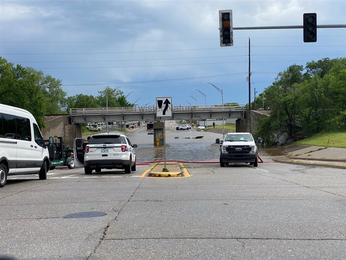 _TwistedNature's tweet image. One truck completely submerged with a car stalled out in high waters south of the intersection of SW Railroad ST and SE D Ave in Lawton, OK. #okwx