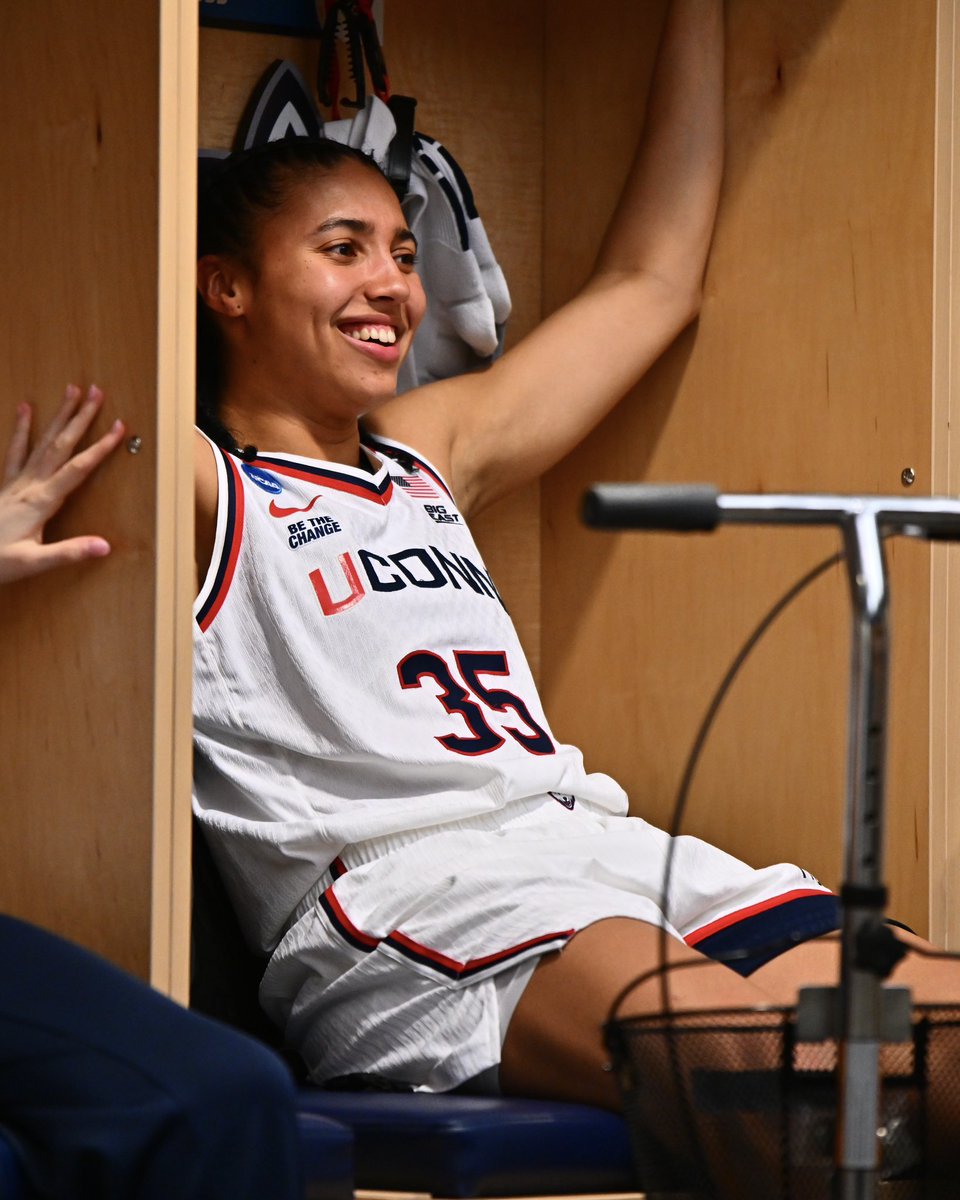 UConnWBB's tweet photo. We really debuted new uniforms and went undefeated in them https://t.co/kaa8wukTlK