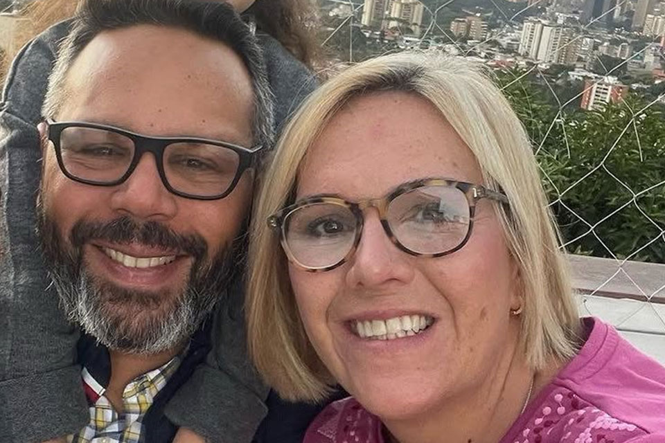 DiarioTalCual's tweet photo. «Contra su esposo no hay nada»: audiencia contra yerno de Edmundo González será el #19May

La audiencia preliminar contra Rafael Tudares Bracho, yerno de Edmundo González, fue pautada para el próximo 19 de mayo, aunque ningún familiar podrá estar presente y conocer los cargos que se le imputan.

Así lo denunció Mariana González, esposa de Tudares, en un nuevo comunicado publicado este sábado 26 de abril. «No se me permitirá estar presente. No me permiten presenciarla, tampoco se me permite aguardar afuera de la Sala en que se haga la Audiencia, al menos para verlo, para que sepa que aún estoy aquí, luchando», afirmó.

En la audiencia preliminar, el juez del caso decidirá si pasa a juicio o se desestiman las acusaciones hechas por un fiscal del Ministerio Público.

Sobre esto, Mariana González denunció que, en la última reunión con la defensora pública que lleva el caso, no se le permitió revisar el expediente o conocer la acusación formal contra su esposo. La abogada también le dijo que no estuvo al momento de la audiencia de presentación.

«Es decir, Rafael no tuvo ni un abogado de su confianza, ni un Defensor Público en esa audiencia, que al menos trate de defenderlo. Sus garantías y derechos humanos al debido proceso y al derecho a la defensa le fueron absolutamente vulnerados. Tengo claro que la apertura de ese proceso judicial irregular contra Rafael no es más que una fachada para encubrir y solapar la desaparición forzada que sufre Rafael y, de la cual, mis hijos y yo también somos víctimas», aseguró su esposa.

Además, señaló que la propia defensora le dijo que «contra su esposo no hay nada», pero fue procesado judicialmente porque «es representante legal de propiedades de su papá y también por ser su yerno».

«Rafael ha sido secuestrado por algo que es falso: ser representante legal de propiedades de mi Padre. Eso no es cierto y, si fuere así, no es delito (…) Lo más grave es que la Defensora Pública me haya indicado que también se le acusa de ser el yerno de mi Padre, algo que no constituye delito, que en modo alguno reviste carácter penal y que es una práctica inhumana y crimen de lesa humanidad utilizado por los regímenes dictatoriales», subrayó Mariana González.

Según la defensora pública, Rafael Tudares Bracho estaría detenido en la cárcel de máxima seguridad El Rodeo I, ubicada en el estado Miranda. Su esposa denunció que se ha trasladado en varias ocasiones a ese lugar y se le ha negado que esté detenido en esa prisión.

González reiteró que su esposo cumple 109 días de «desaparición forzada» y exigió a las autoridades su libertad inmediata y que, mientras esto ocurre, se le permita constatar de forma directa su estado físico. Es «un ser humano que merece justicia, presencia y verdad. Ninguna relación familiar, ninguna vocación, puede justificar su desaparición ni su encierro en clandestinidad», afirmó.

Web: https://t.co/CjAvBxvzgk