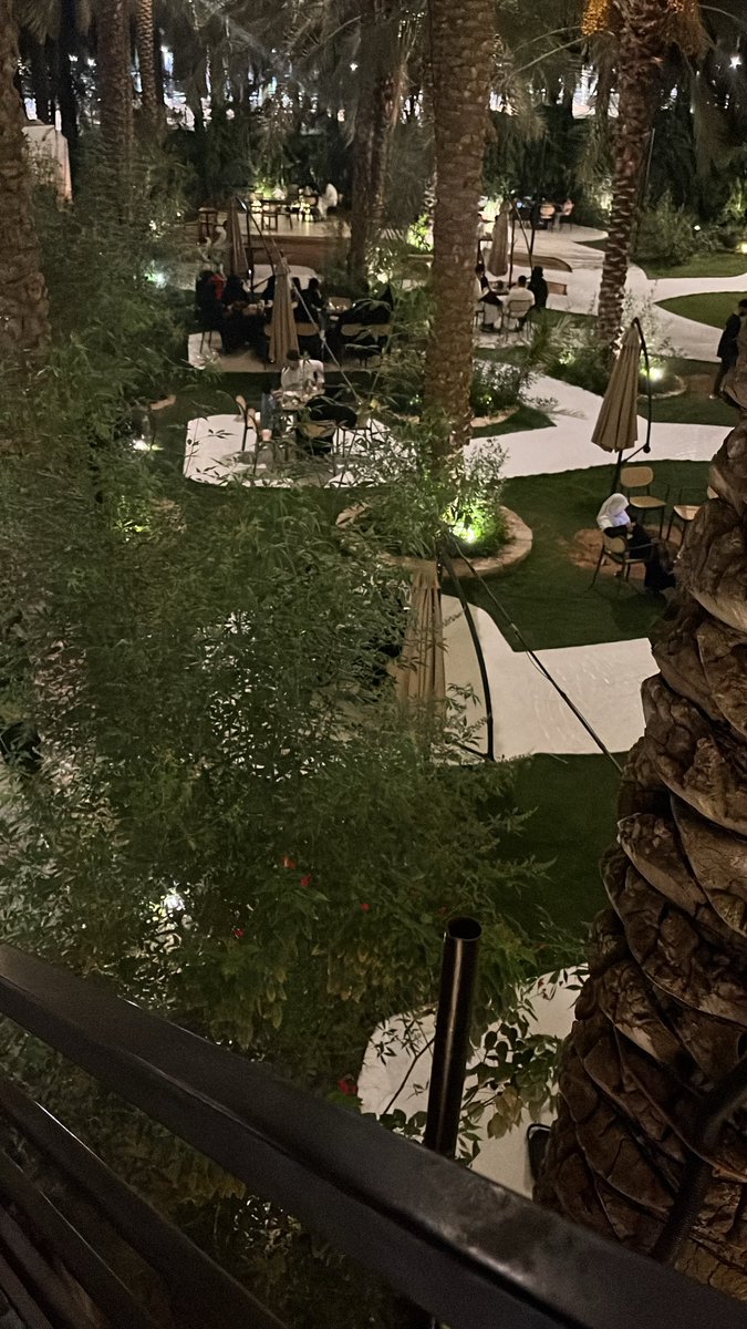 تلاحق اللي تبقى 
من الغلا بين ايديك .