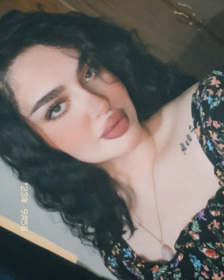 وكيف تُقاوم امرأه تلعب دور الطفله والمراهقه والناضجه في آن واحد...🍷